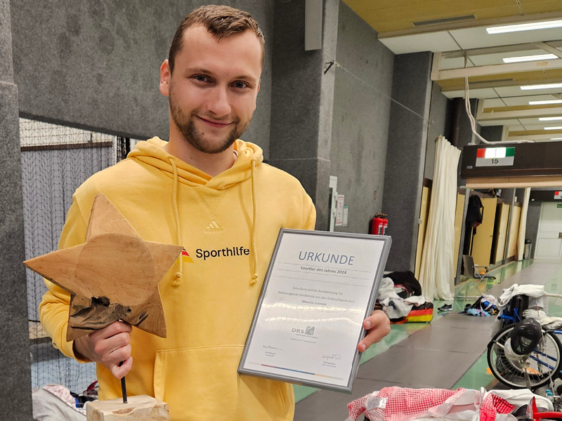 SFB-Fechter Maurice Schmidt mit Urkunde "DRS Rollstuhlsportler des Jahres"